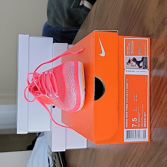 NIB Nike shoes - Picture 2 of 4